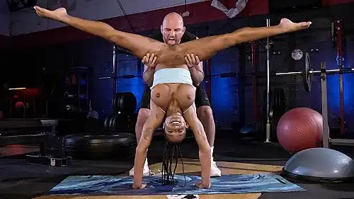 Brazzers – Work Me Out – Sarai Minx, JMac – Brazzers Exxtra