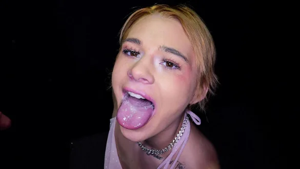 GloryHole Secrets – Chloe Knox’s First Gloryhole